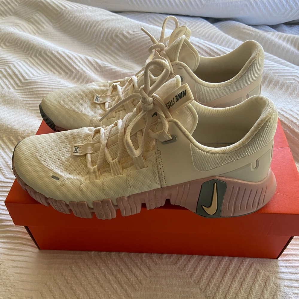 Nike free metcon 5 in ivory/peach
